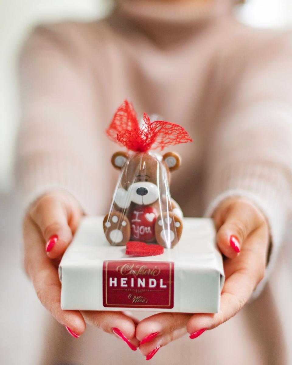Heindl Valentinstag Geschenk B&auml;r auf Pralinen