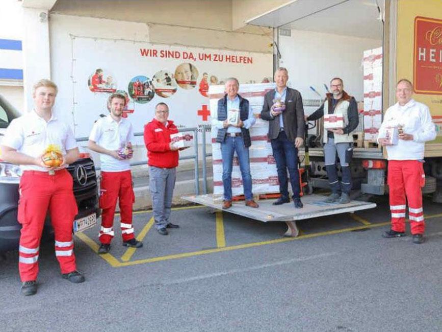 Confiserie Heindl übergibt Süßwaren an das Rote Kreuz