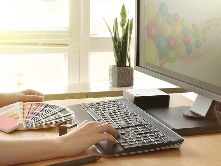 Hände arbeitend am Computer
