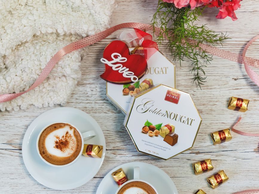 Heindl Golden Nougat mit Valentinstags-Herzanhänger